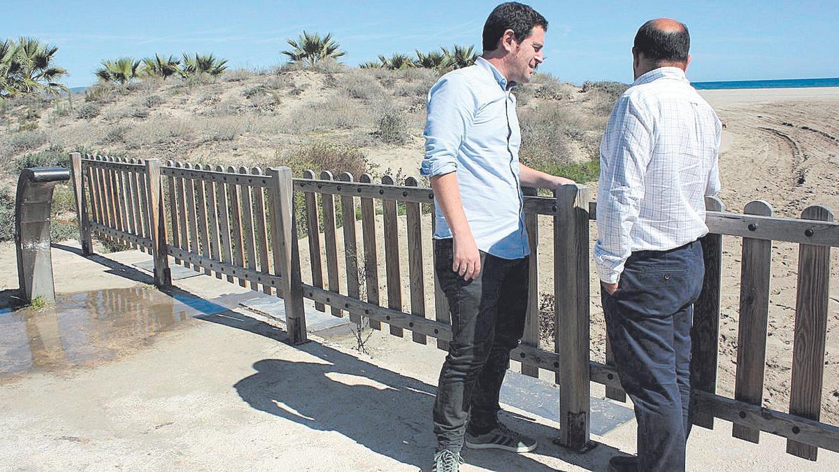 El edil Ignasi Garcia, en una imagen de archivo, junto a la arena de una de las playas de la capital de la Plana.