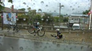 ¡Un perro tira al suelo a Evenepoel en plena etapa del Giro!