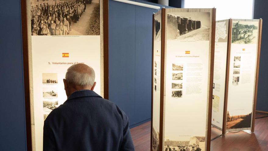 Un zamorano lee uno de los paneles de la exposición «Rostpainer (rojos españoles)» en el Centro de Ciudades Medievales. | Jose Luis Fernández