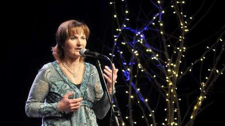 La cantante Marta Martínez, que participa hoy, durante una actuación de la edición del &quot;Cuenca del Caudal&quot; del año pasado.