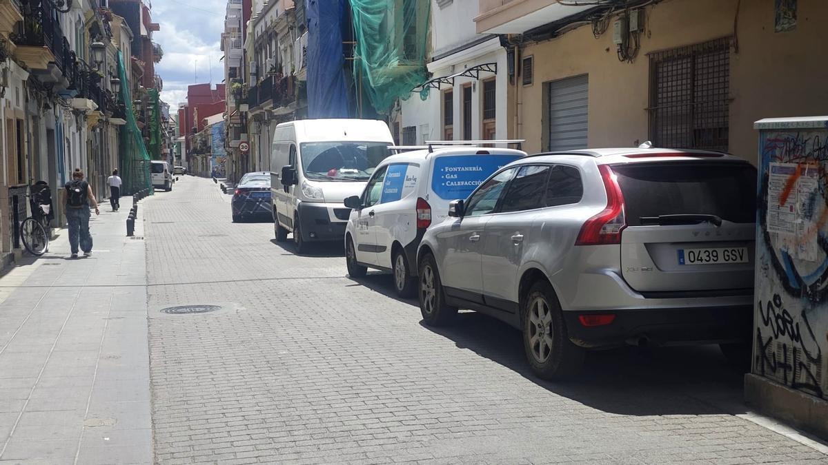 Vehículos aparcados en una calle del Cabanyal