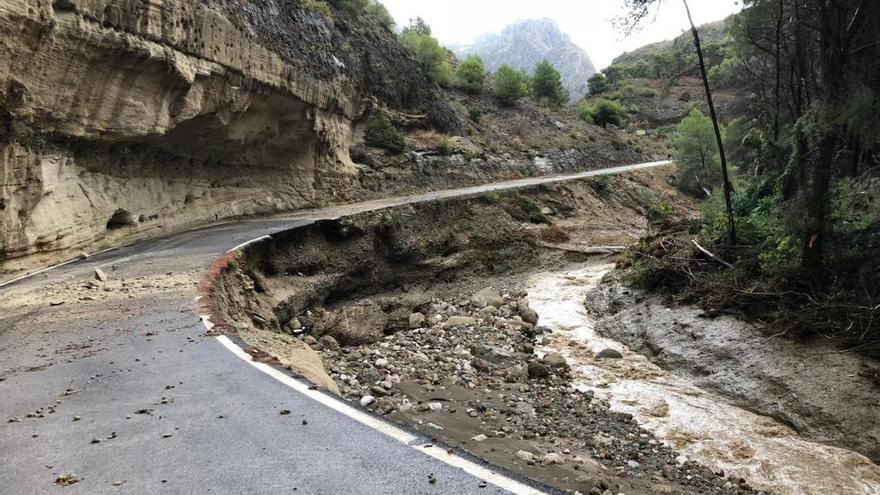 Carretera de acceso al Caminito del Rey dañada por las lluvias.