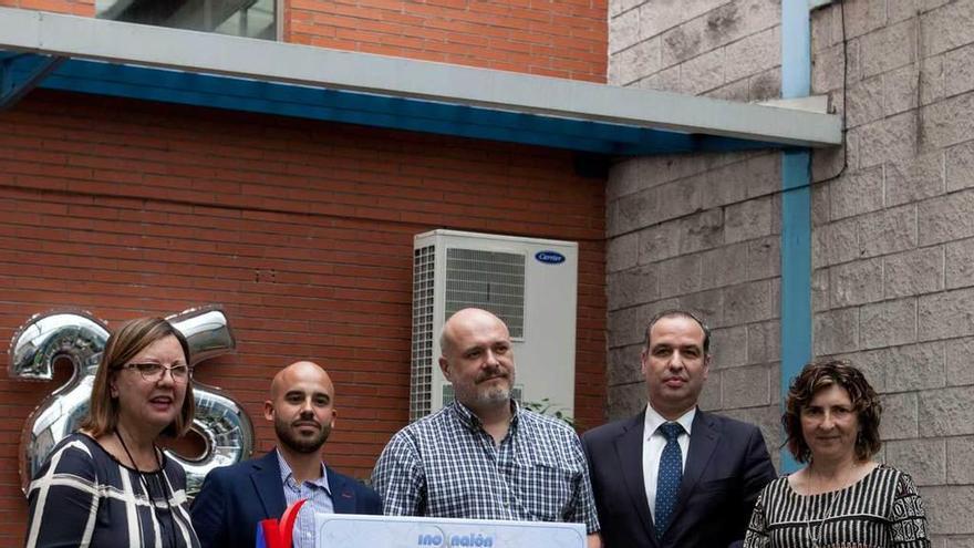 Diego Terente y Roberto Nicieza, tras recibir su premio, junto a Marta Pérez, Juan Luis Lara y Rosa Roces.