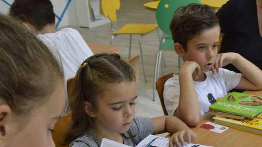 Por la izquierda, Alba, Sara e Iván Argüelles, ayer, en la biblioteca de La Camocha durante el juego.