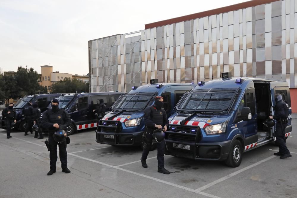 Uns 300 antifeixistes protesten davant El Canal per l''acte de Vox i reclamen que no se''ls cedeixi espais