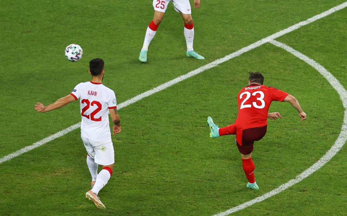 El jugador de Suiza Shaqiri (d) dispara para marcar el segundo gol ante Turquía.