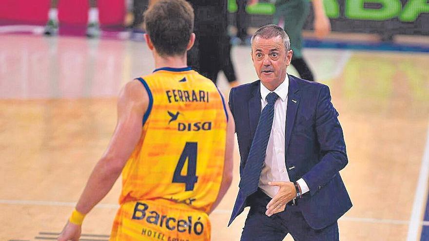 Porfi Fisac da instrucciones a Ferrari en el choque ante el Unicaja.