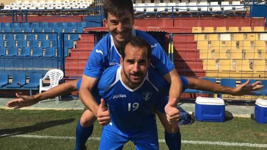 Fleki subido encima de Antonio tras un entrenamiento.