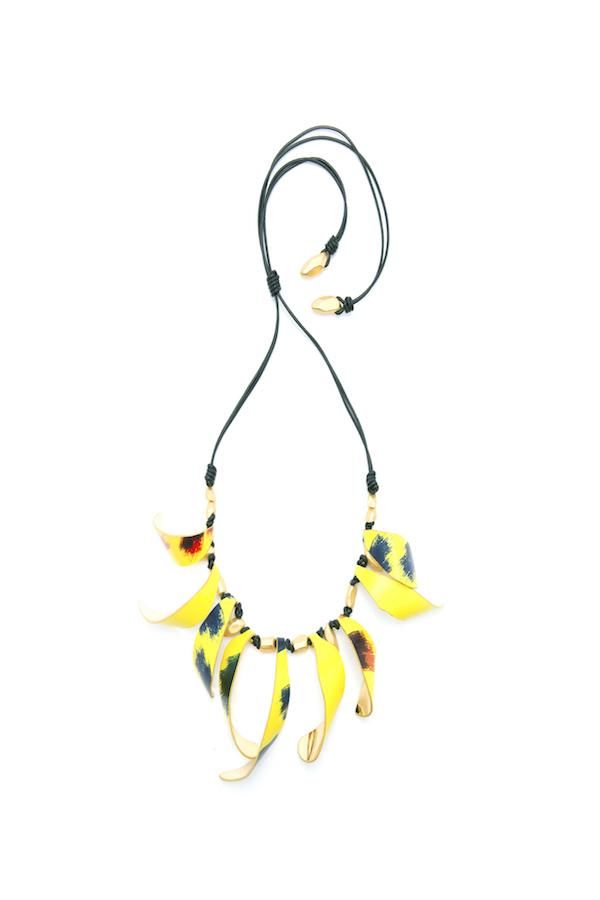 Collar de plumas amarillas de Bimba y Lola