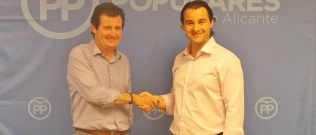 José Císcar saluda a Eduardo Dolón en una imagen tomada ayer durante la reunión del comité ejecutivo de los populares