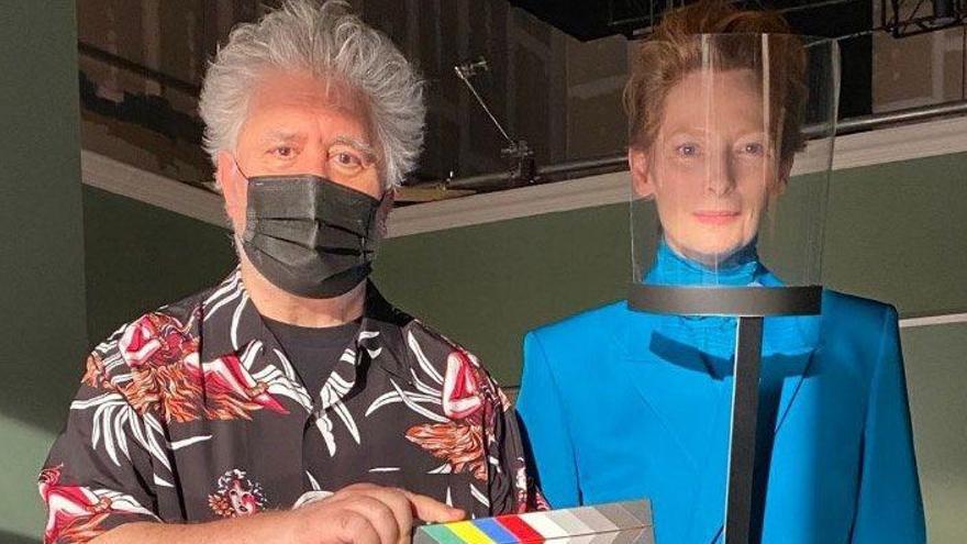 Pedro Almodóvar con Tilda Swinton durante el rodaje.