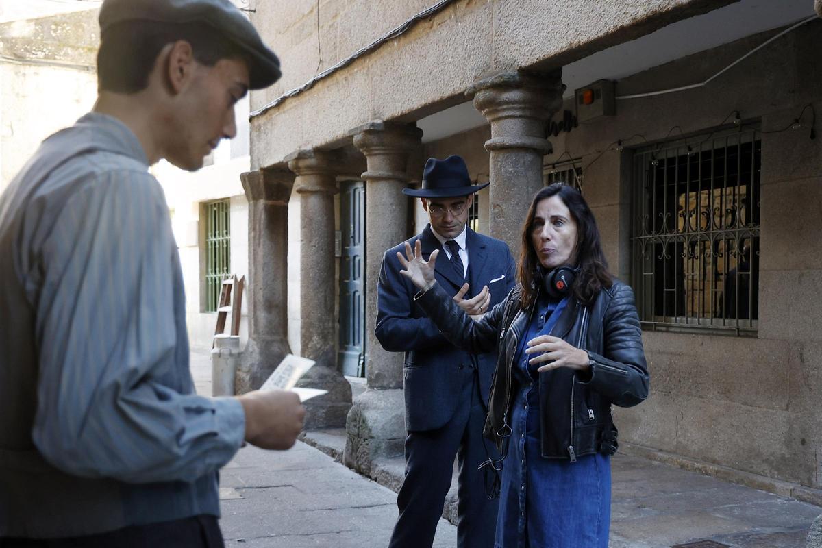 La cineasta Ángeles Huerta junto al actor Xoán Fórneas durante el rodaje de «Antes de Nós» en Pontevedra.