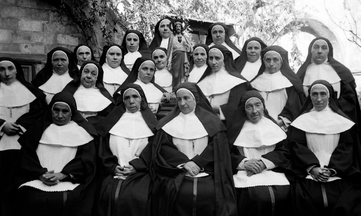 Les monges canongeses agustines al claustre del convent.