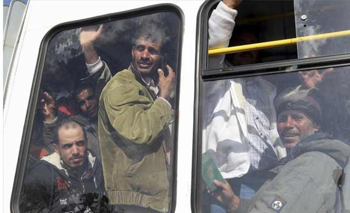 Egipcis viatgen en autobús mentre travessen la frontera entre Líbia i Tunísia. El flux de refugiats és constant a causa dels atacs que s’han produït a Líbia per la ferotge repressió de Gaddafi. Egipcis viatgen en autobús mentre travessen la frontera entre Líbia i Tunísia. El flux de refugiats és constant a causa dels atacs que s’han produït a Líbia per la ferotge repressió de Gaddafi.