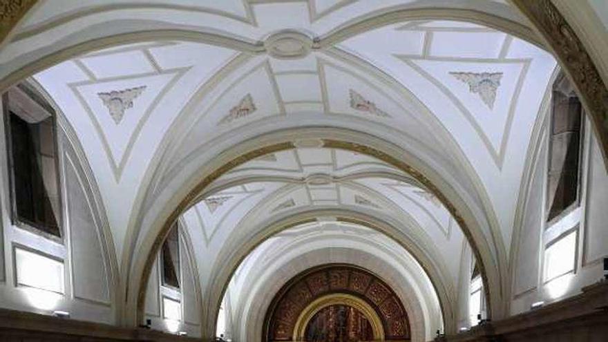 La iglesia de San Félix de Candás, ayer, durante el funeral.