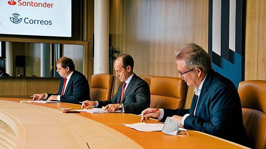 Firma del acuerdo entre Santander y Correos.