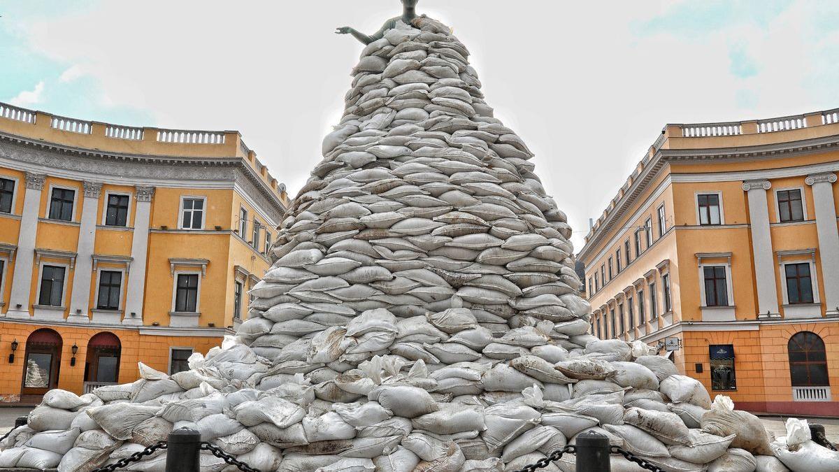 El monumento a Richelieu protegido con sacos de arena.