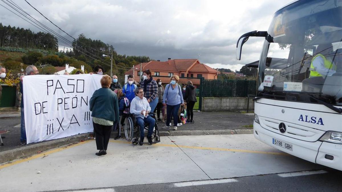 Protesta de vecinos de O Couto el pasado lunes.   | // I.R.
