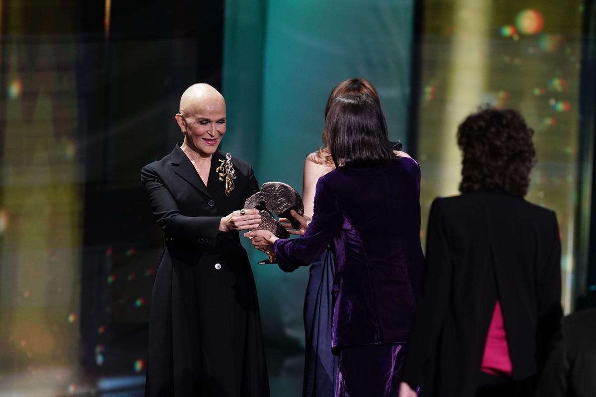La actriz  Antonia San Juan (i) entrega el premio a 'la educación en valores del cine' durante la gala de la 31 edición de los Premios José María Forqué, en el Palacio Municipal de IFEMA, a 13 de diciembre de 2025, en Madrid (España). Los Premios Cinematográficos José María Forqué, conocidos como ‘Premios Forqué’, fueron creados en 1996 por la Entidad de Gestión de Derechos de los Productores Audiovisuales (Egeda) para honrar la memoria de José María Forqué, figura en la cinematografía española y primer presidente de Egeda. EGEDA creó el premio con el objetivo de difundir la importancia de la industria audiovisual española e impulsar la figura del productor cinematográfico. 13 DICIEMBRE 2025;GALA;PREMIOS FORQUÉ;FORQUÉ;PREMIOS;31 EDICIÓN;IFEMA;MADRID A. Pérez Meca / Europa Press 13/12/2025. Antonia San Juan;A. Pérez Meca;