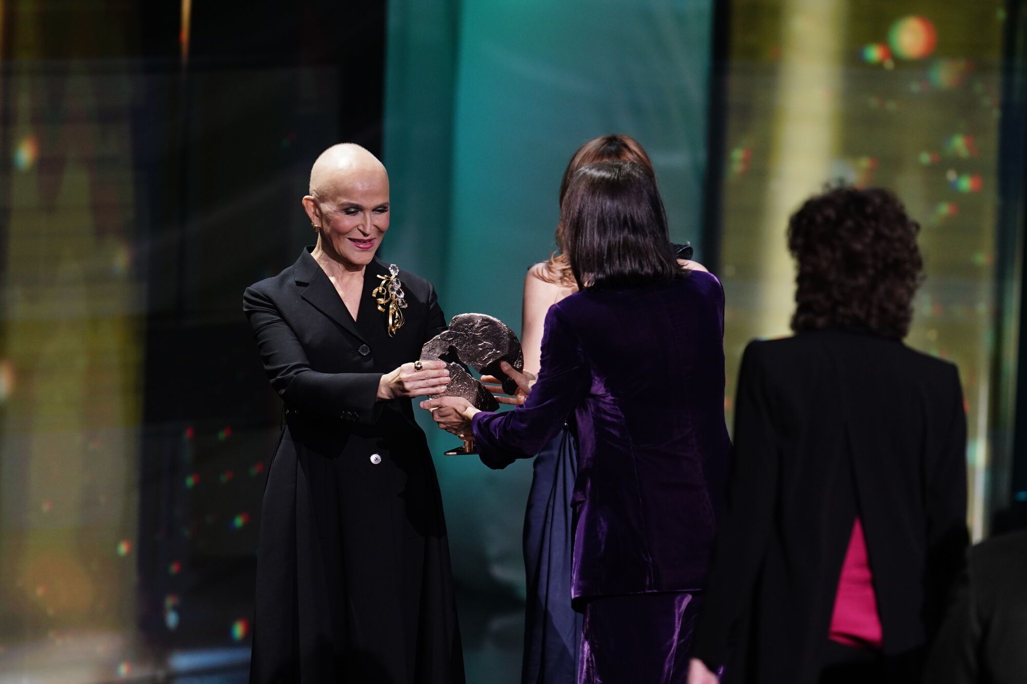 La actriz Antonia San Juan (i) entrega el premio a 'la educación en valores del cine' durante la gala de la 31 edición de los Premios José María Forqué, en el Palacio Municipal de IFEMA, a 13 de diciembre de 2025, en Madrid (España). Los Premios Cinematográficos José María Forqué, conocidos como ‘Premios Forqué’, fueron creados en 1996 por la Entidad de Gestión de Derechos de los Productores Audiovisuales (Egeda) para honrar la memoria de José María Forqué, figura en la cinematografía española y primer presidente de Egeda. EGEDA creó el premio con el objetivo de difundir la importancia de la industria audiovisual española e impulsar la figura del productor cinematográfico. 13 DICIEMBRE 2025;GALA;PREMIOS FORQUÉ;FORQUÉ;PREMIOS;31 EDICIÓN;IFEMA;MADRID A. Pérez Meca / Europa Press 13/12/2025. Antonia San Juan;A. Pérez Meca;
