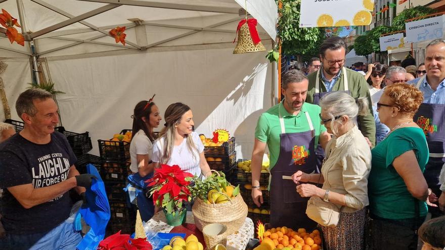 Cientos de teldenses se dan cita en la Feria de la Naranja