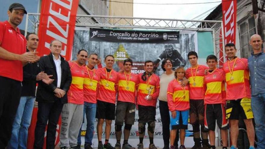 Los ganadores de las diferentes categorías, en el podio, junto a organizadores y autoridades.