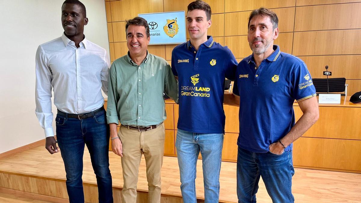 De izd. a dch.: Sitapha Savané, Jorge Luzardi, Carlos Alocén y Willy Villar, durante el acto de presentación.