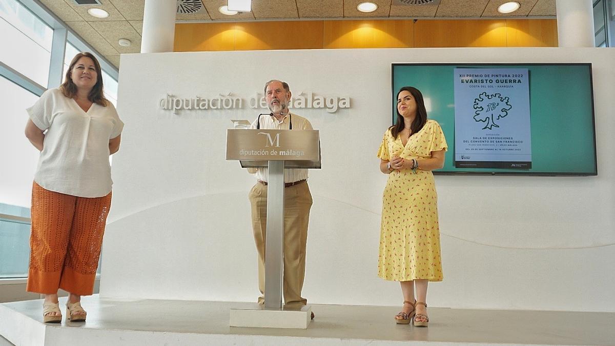 Natacha Rivas (izqda), Evaristo Guerra (centro) y Lourdes Piña (dcha) en la presentación del Premio de Pintura Evaristo Guerra