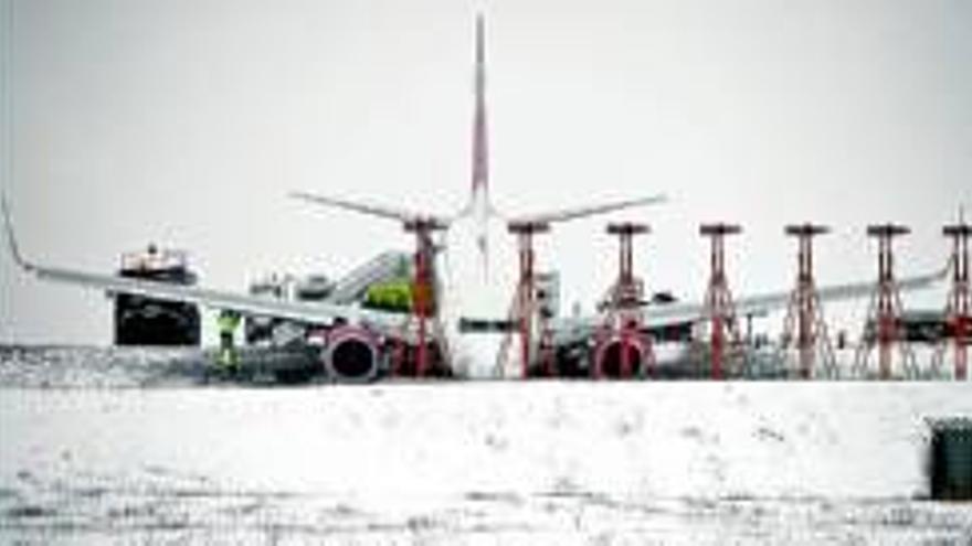 Un corte de luz colapsa los aeropuertos canarios