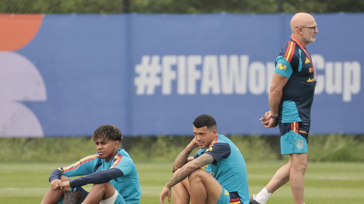 NUEVA JERSEY (ESTADOS UNIDOS), 16/07/2026.- Los jugadores de la selección española, Lamine Yamal y Pedro Porro (d), durante el entrenamiento separado de sus compañeros de equipo este jueves en Nueva Yersey, antes de la final del domingo ante Argentina. EFE/ Lavandeira Jr
