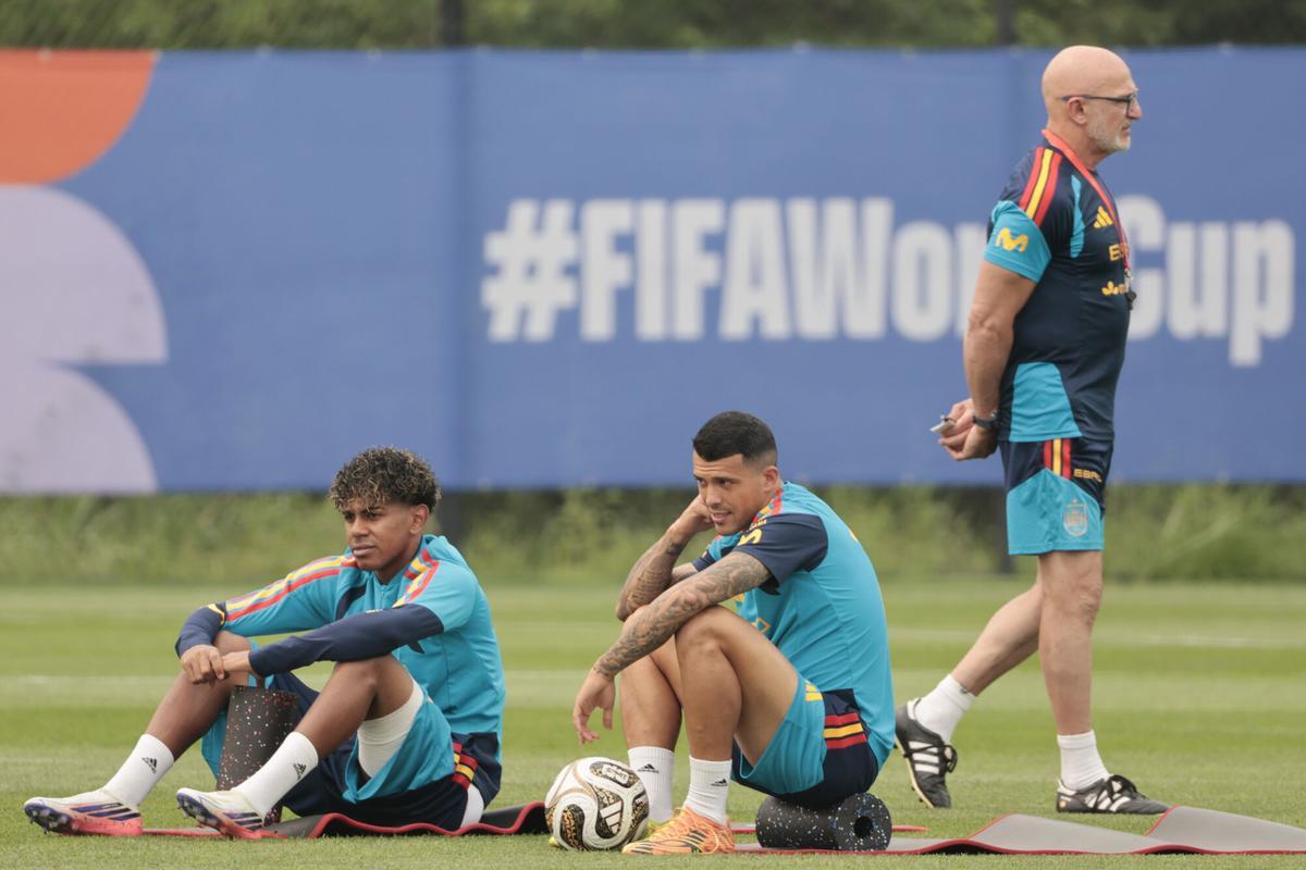 NUEVA JERSEY (ESTADOS UNIDOS), 16/07/2026.- Los jugadores de la selección española, Lamine Yamal y Pedro Porro (d), durante el entrenamiento separado de sus compañeros de equipo este jueves en Nueva Yersey, antes de la final del domingo ante Argentina. EFE/ Lavandeira Jr