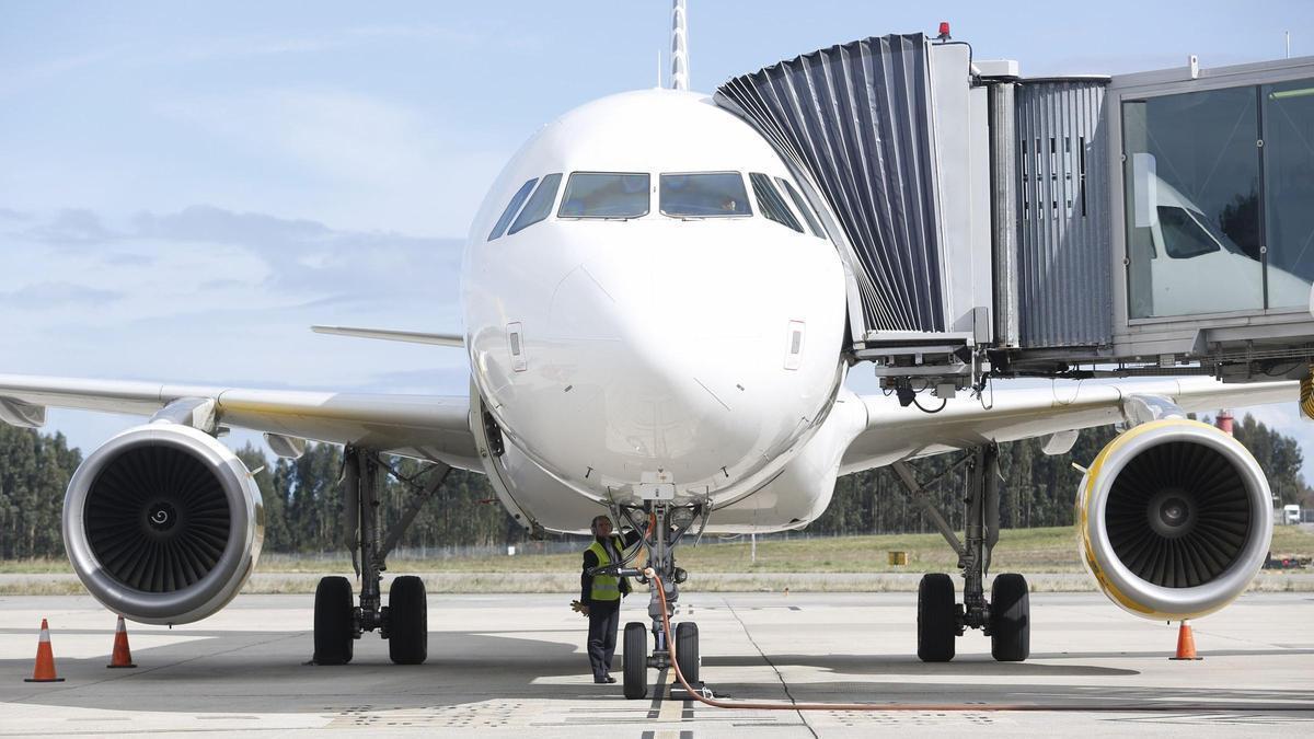 Un avión cargando combustible en el Aeropuerto de Asturias.