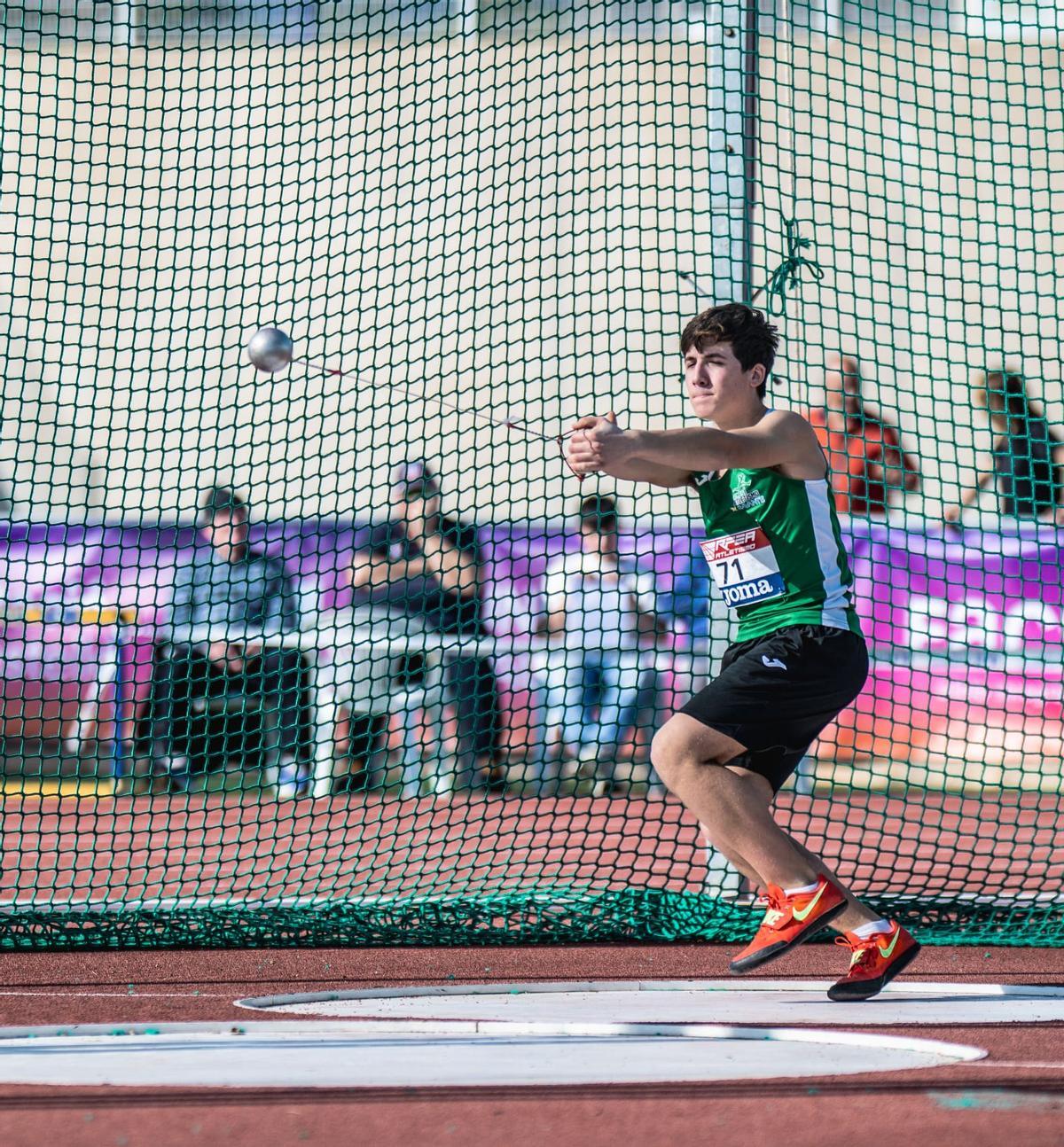 El joven amesano entrena lanzamiento de martillo tres días a la semana.
