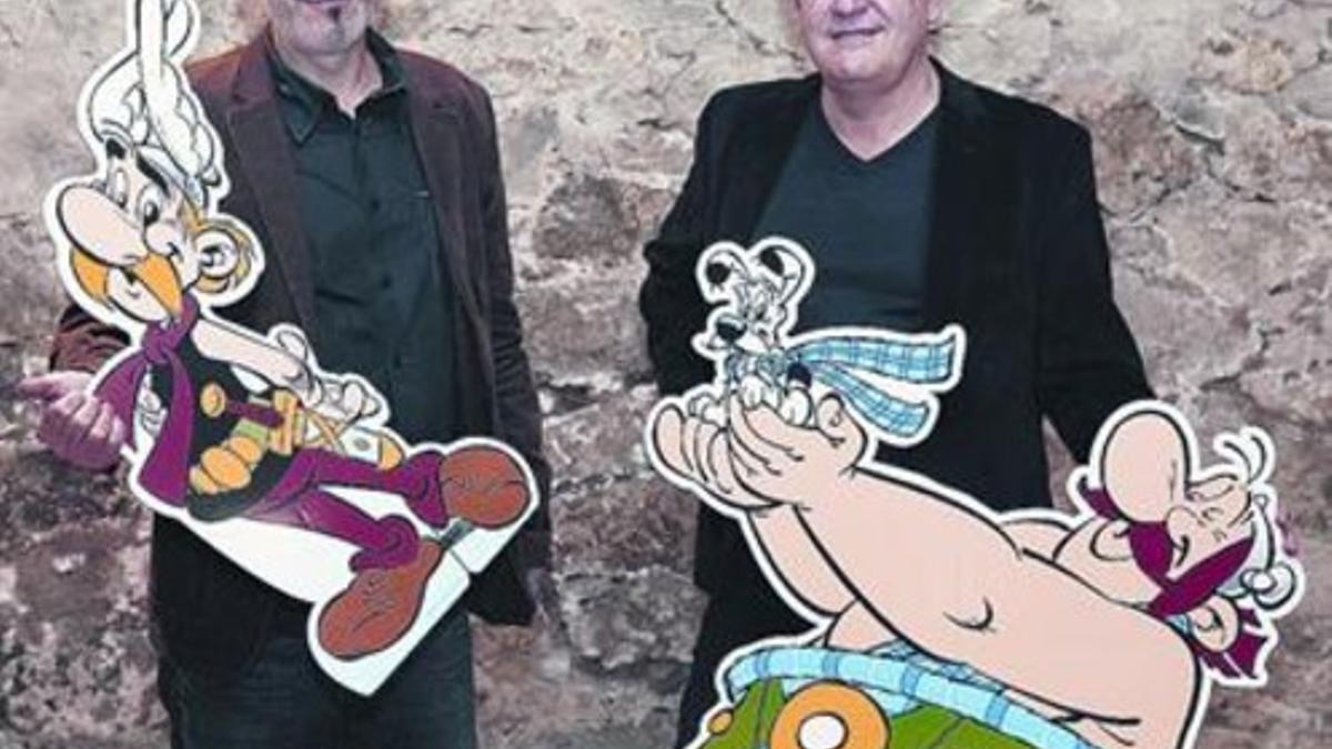 El guionista Jean-Yves Ferri, con Astérix, y el dibujante Didier Conrad, con Obélix, ayer en Barcelona.