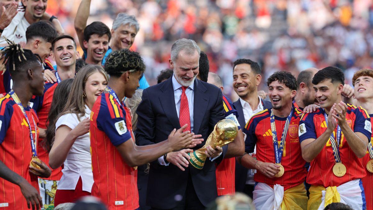 La selección de España celebrando con Felipe VI