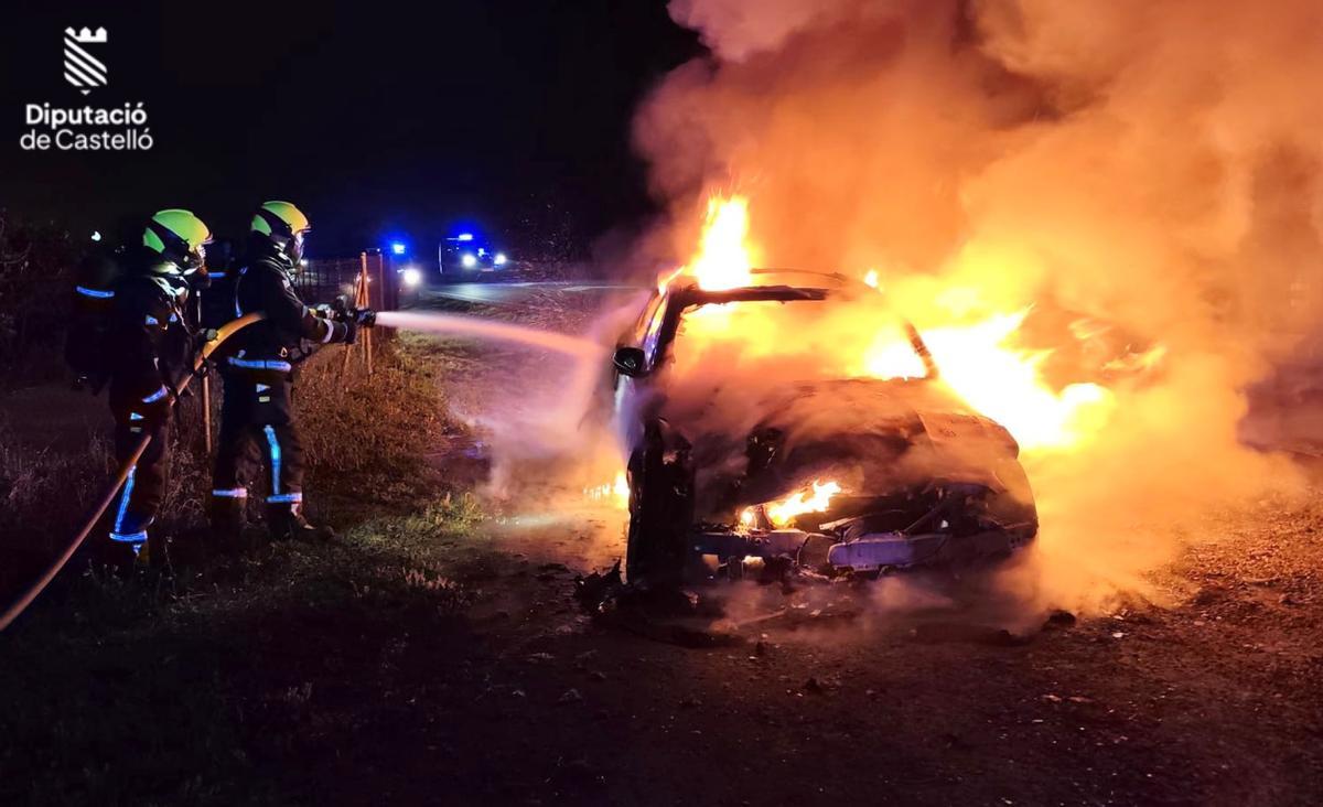 Los bomberos, en plena intervención.