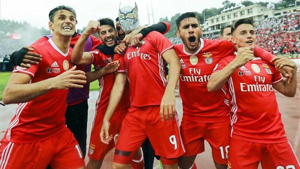 Los jugadores del Benifica, celebrando su 'doblete'