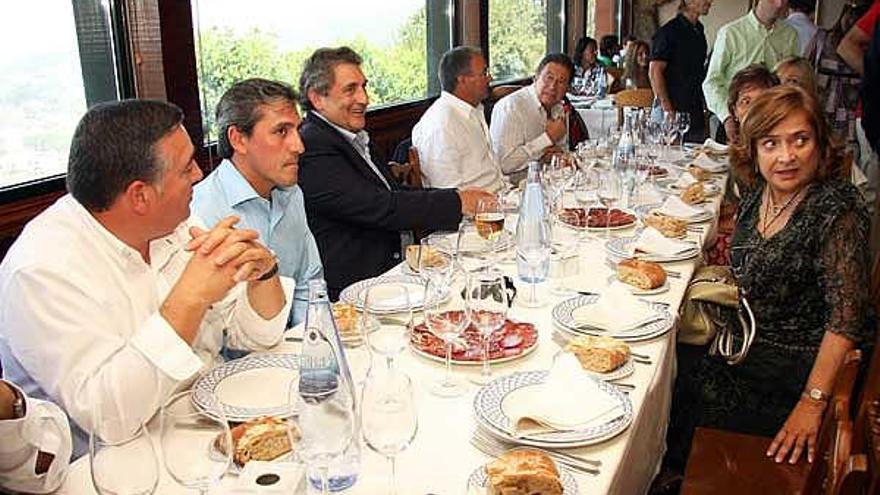 Pepe Murcia, flanqueado por Carlos Mouriño y el vicepresidente Barros, durante una comida de confraternidad del club.