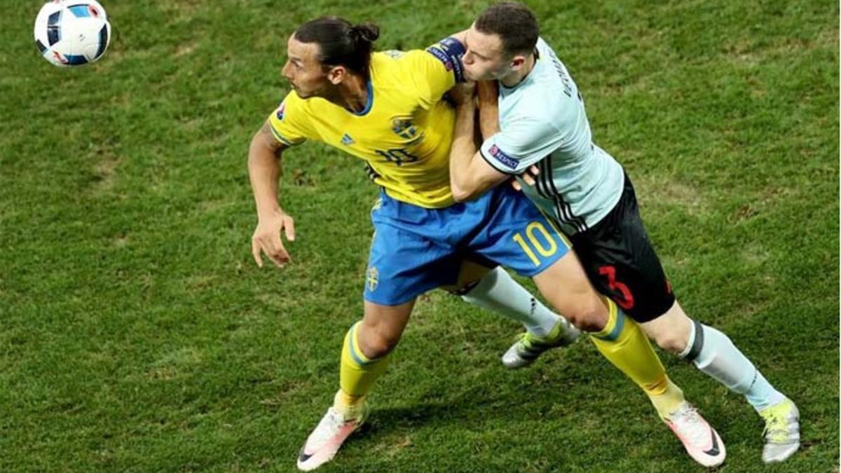 Ibrahimovic y Vermaelen, disputándose el balón