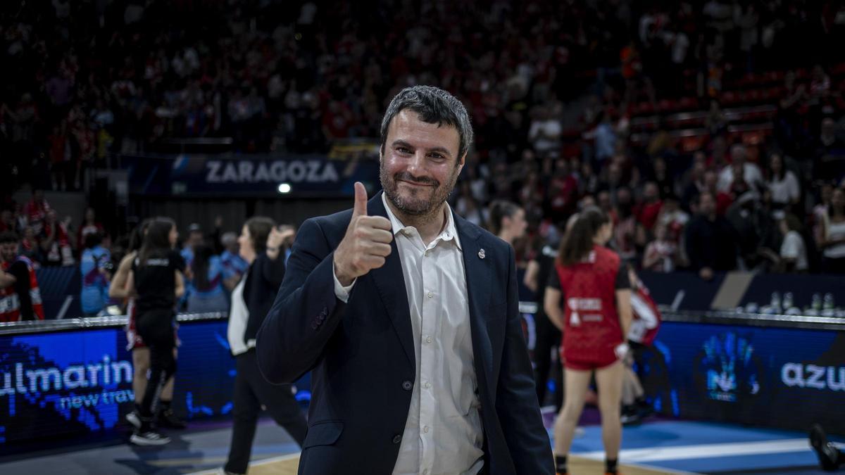 Carlos Cantero, con el pulgar en alto.