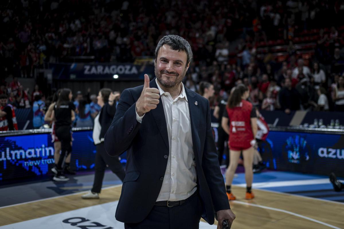 Carlos Cantero hace un gesto de aprobación tras ganar un partido.