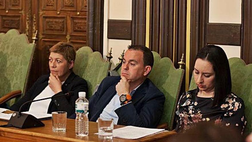 Reyes Merchán, junto a Francisco José Requejo y Cruz Lucas durante un Pleno del Ayuntamiento.