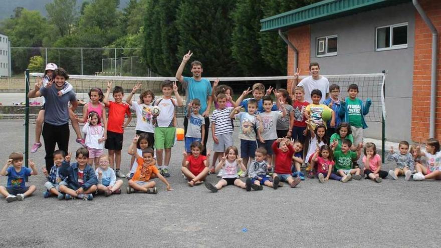 Participantes en el campamento de verano del colegio público de Infiesto.