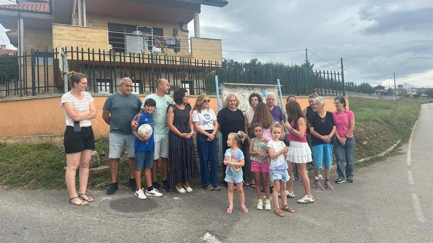 El pueblo de Oviedo que exige el traslado de la parada del bus al Instituto, que está a 1,6 kilómetros de las casas: "Luego se habla de conciliación"