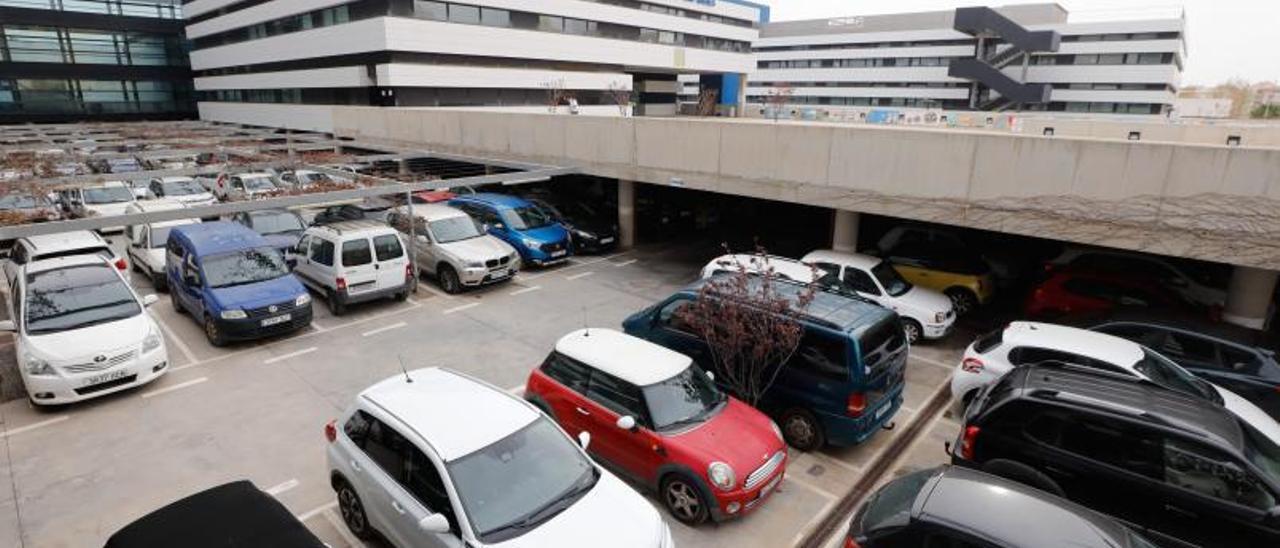 Imagen de archivo del aparcamiento del Hospital Can Misses, lleno.