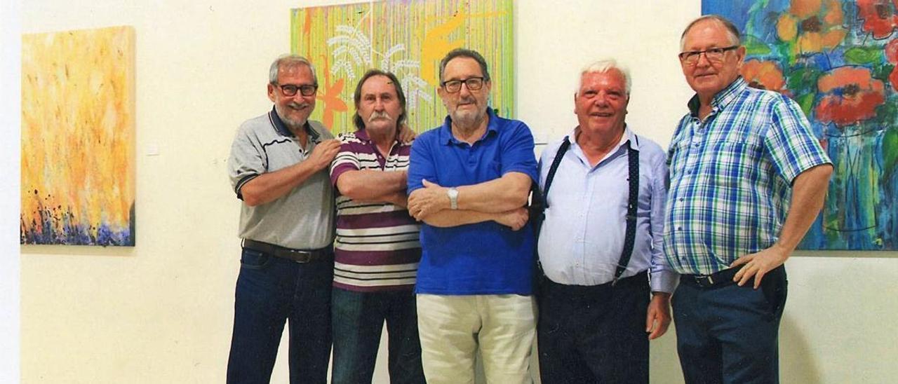 La fotografía de José García Poveda, tomada en 2018, que acompaña esta tribuneta, es muy emotiva  porque reúne a miembros vivos del primer Grup d’Elx y del Grup Art Jove Il.licitá: Juan Llorens, Manolo   Blasco, Tomás Almela, Francisco Sánchez Sanjuán y José García Poveda. información