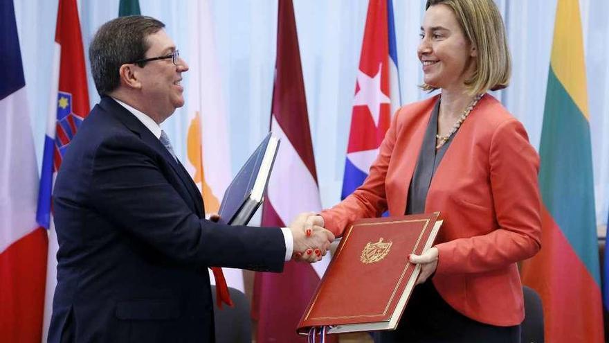 Mogherini y el canciller cubano, Bruno Rodríguez, en la firma del acuerdo bilateral. // Efe