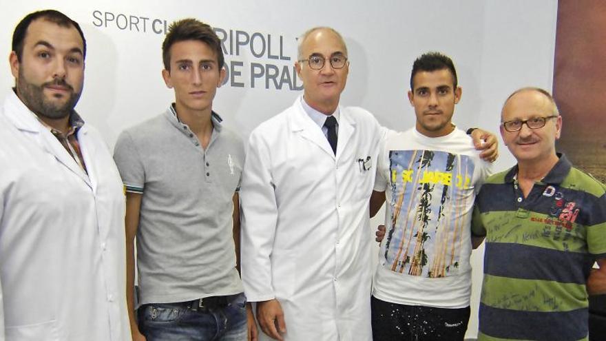 Baldo, el segundo por la izquierda, en su visita el miércoles a la clínica del doctor Ripoll