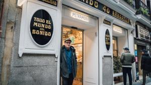 Mario Lugo, el último dueño de Sonido 40, vuelve a la calle Barquillo para visitar su antigua tienda.