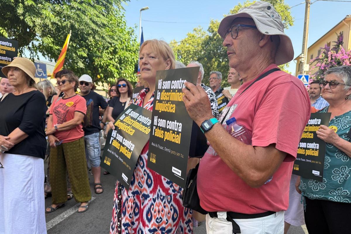 Les imatges de la concentració davant de la comissaria de la Policia Nacional de la Jonquera Les imatges de la concentració davant de la comissaria de la Policia Nacional de la Jonquera